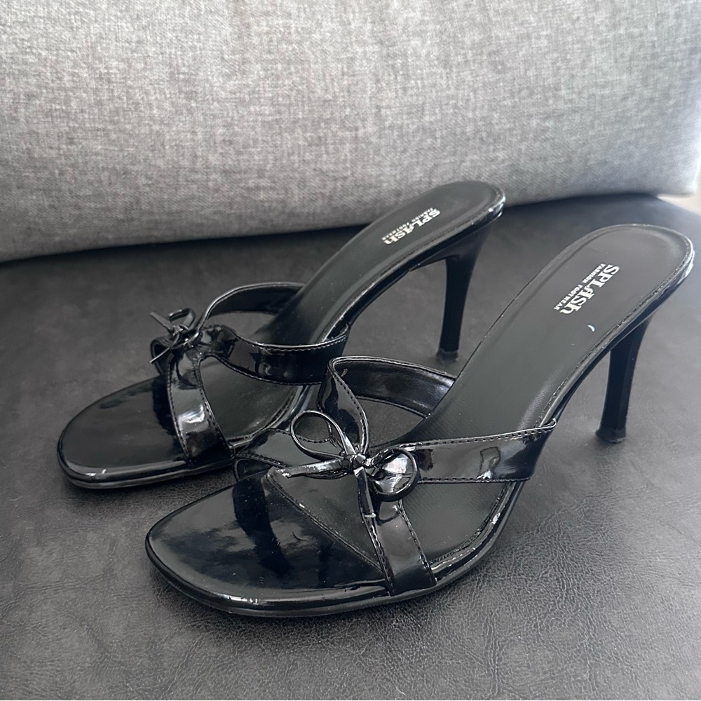 Stylish Black Heeled Sandals with Bow Detail